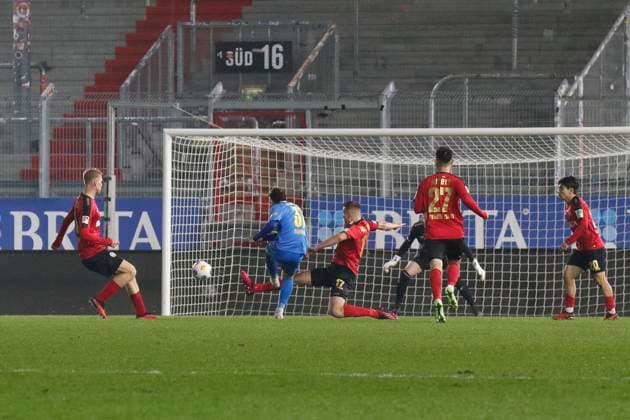 08.12.2023, xavx, Fussball 2.Bundesliga, SV Wehen Wiesbaden - Eintracht Braunschweig emspor, v.l. Fabio Kaufmann (Eintracht Braunschweig) Goal scored, erzielt das Tor zum 1:1 (DFL DFB REGULATIONS PROHIBIT ANY USE OF PHOTOGRAPHS as IMAGE SEQUENCES and or QUASI-VIDEO) Wiesbaden