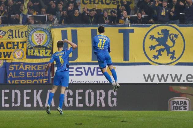 08.12.2023, xavx, Fussball 2.Bundesliga, SV Wehen Wiesbaden - Eintracht Braunschweig emspor, v.l. Fabio Kaufmann (Eintracht Braunschweig) celebrate the goal, Der Torjubel zum 1:1 (DFL DFB REGULATIONS PROHIBIT ANY USE OF PHOTOGRAPHS as IMAGE SEQUENCES and or QUASI-VIDEO) Wiesbaden