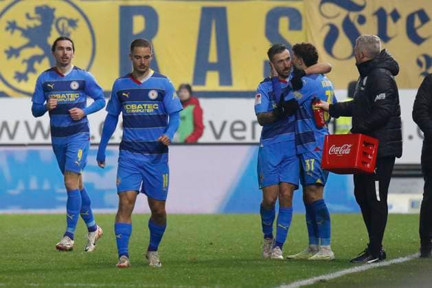 08.12.2023, xavx, Fussball 2.Bundesliga, SV Wehen Wiesbaden - Eintracht Braunschweig emspor, v.l. Fabio Kaufmann (Eintracht Braunschweig) celebrate the goal, Der Torjubel zum 1:1 (DFL DFB REGULATIONS PROHIBIT ANY USE OF PHOTOGRAPHS as IMAGE SEQUENCES and or QUASI-VIDEO) Wiesbaden