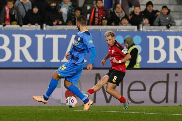 08.12.2023, xavx, Fussball 2.Bundesliga, SV Wehen Wiesbaden - Eintracht Braunschweig emspor, v.l. Hasan Kurucay (Eintracht Braunschweig), Thijmen Goppel (SV Wehen Wiesbaden) (DFL DFB REGULATIONS PROHIBIT ANY USE OF PHOTOGRAPHS as IMAGE SEQUENCES and or QUASI-VIDEO) Wiesbaden