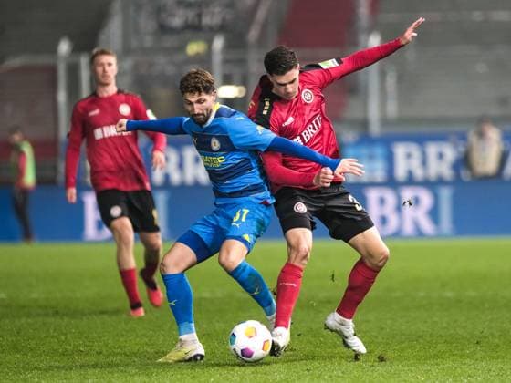 Fabio Kaufmann (Eintracht Braunschweig, 37) im Zweikampf mit John Iredale (SV Wehen Wiesbaden, 33), GER, SV Wehen Wiesbaden vs. Eintracht Braunschweig, Fussball, 2. Bundesliga, 16. Spieltag, Spielzeit 2023 2024, 08.12.2023 DFL REGULATIONS PROHIBIT ANY USE OF PHOTOGRAPHS AS IMAGE SEQUENCES AND OR QUASI-VIDEO GER, SV Wehen Wiesbaden vs. Eintracht Braunschweig, Fussball, 2. Bundesliga, 16. Spieltag, Spielzeit 2023 2024, 08.12.2023 Wiesbaden