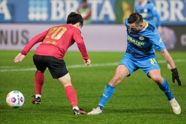 Hyunju Lee (SV Wehen Wiesbaden, 20), Robin Krausse (Eintracht Braunschweig, 39), GER, SV Wehen Wiesbaden vs. Eintracht Braunschweig, Fussball, 2. Bundesliga, 16. Spieltag, Spielzeit 2023 2024, 08.12.2023 DFL REGULATIONS PROHIBIT ANY USE OF PHOTOGRAPHS AS IMAGE SEQUENCES AND OR QUASI-VIDEO GER, SV Wehen Wiesbaden vs. Eintracht Braunschweig, Fussball, 2. Bundesliga, 16. Spieltag, Spielzeit 2023 2024, 08.12.2023 Wiesbaden
