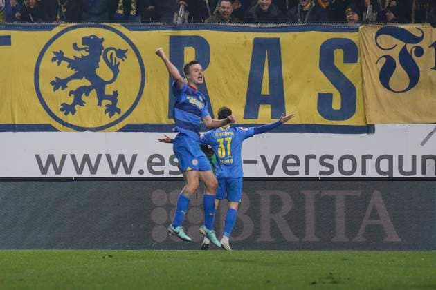 08.12.2023, xavx, Fussball 2.Bundesliga, SV Wehen Wiesbaden - Eintracht Braunschweig emspor, v.l. Fabio Kaufmann (Eintracht Braunschweig) celebrate the goal, Der Torjubel zum 1:3 (DFL DFB REGULATIONS PROHIBIT ANY USE OF PHOTOGRAPHS as IMAGE SEQUENCES and or QUASI-VIDEO) Wiesbaden