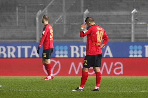 08.12.2023, xavx, Fussball 2.Bundesliga, SV Wehen Wiesbaden - Eintracht Braunschweig emspor, v.l. Antonio Jonjic (SV Wehen Wiesbaden) enttaeuscht, enttaeuscht schauend, dissapointed (DFL DFB REGULATIONS PROHIBIT ANY USE OF PHOTOGRAPHS as IMAGE SEQUENCES and or QUASI-VIDEO) Wiesbaden