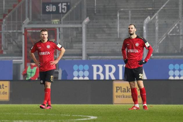 08.12.2023, xavx, Fussball 2.Bundesliga, SV Wehen Wiesbaden - Eintracht Braunschweig emspor, v.l. Florian Carstens (SV Wehen Wiesbaden), Aleksandar Vukotic (SV Wehen Wiesbaden) enttaeuscht, enttaeuscht schauend, dissapointed (DFL DFB REGULATIONS PROHIBIT ANY USE OF PHOTOGRAPHS as IMAGE SEQUENCES and or QUASI-VIDEO) Wiesbaden