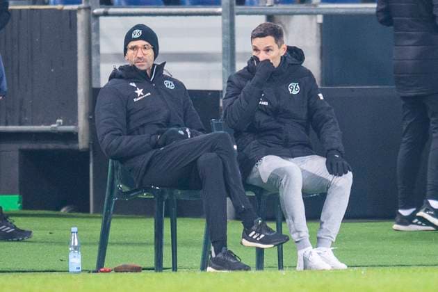 08.12.2023 - Fußball, 2023 2024, 2. Bundesliga, 16. Spieltag, Hannover 96 - Karlsruher SC: (L-R) Andre Mijatovic (Co-Trainer - Hannover), Stefan Leitl (Trainer - Hannover) DFL REGULATIONS PROHIBIT ANY USE OF PHOTOGRAPHS AS IMAGE SEQUENCES AND OR QUASI-VIDEO. Hannover Niedersachsen Deutschland Heinz von Heiden Arena