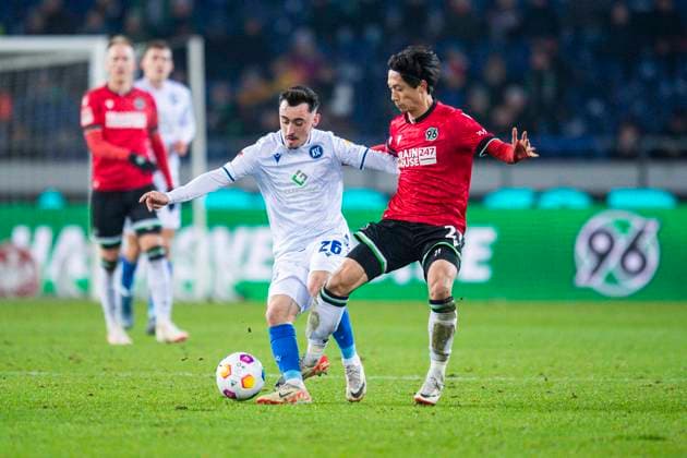 08.12.2023 - Fußball, 2023 2024, 2. Bundesliga, 16. Spieltag, Hannover 96 - Karlsruher SC: (L-R) Paul Nebel (Karlsruhe), Sei Muroya (Hannover) DFL REGULATIONS PROHIBIT ANY USE OF PHOTOGRAPHS AS IMAGE SEQUENCES AND OR QUASI-VIDEO. Hannover Niedersachsen Deutschland Heinz von Heiden Arena