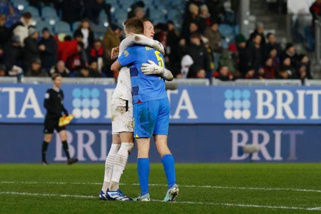 08.12.2023, xavx, Fussball 2.Bundesliga, SV Wehen Wiesbaden - Eintracht Braunschweig emspor, v.l. Torwart Ron-Thorben Hoffmann (Eintracht Braunschweig), Robert Ivanov (Eintracht Braunschweig) jubeln jubelt nach Spielende. (DFL DFB REGULATIONS PROHIBIT ANY USE OF PHOTOGRAPHS as IMAGE SEQUENCES and or QUASI-VIDEO) Wiesbaden