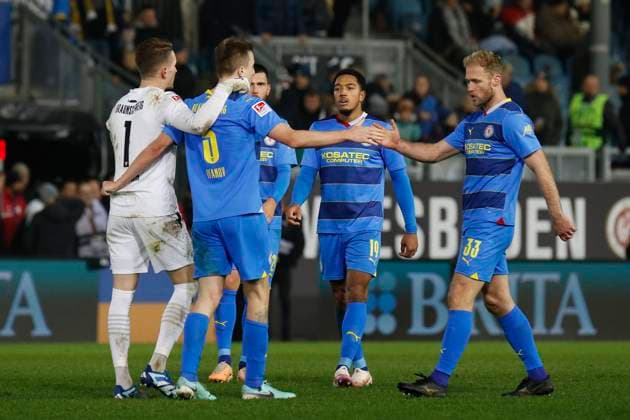 08.12.2023, xavx, Fussball 2.Bundesliga, SV Wehen Wiesbaden - Eintracht Braunschweig emspor, v.l. Torwart Ron-Thorben Hoffmann (Eintracht Braunschweig), Robert Ivanov (Eintracht Braunschweig), Anton Donkor (Eintracht Braunschweig), Sebastian Griesbeck (Eintracht Braunschweig) jubeln jubelt nach Spielende. (DFL DFB REGULATIONS PROHIBIT ANY USE OF PHOTOGRAPHS as IMAGE SEQUENCES and or QUASI-VIDEO) Wiesbaden