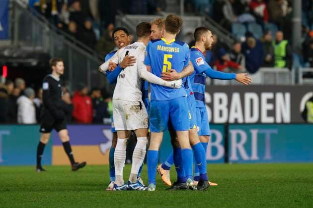 08.12.2023, xavx, Fussball 2.Bundesliga, SV Wehen Wiesbaden - Eintracht Braunschweig emspor, v.l. Torwart Ron-Thorben Hoffmann (Eintracht Braunschweig), Robert Ivanov (Eintracht Braunschweig), Anton Donkor (Eintracht Braunschweig), Sebastian Griesbeck (Eintracht Braunschweig) jubeln jubelt nach Spielende. (DFL DFB REGULATIONS PROHIBIT ANY USE OF PHOTOGRAPHS as IMAGE SEQUENCES and or QUASI-VIDEO) Wiesbaden