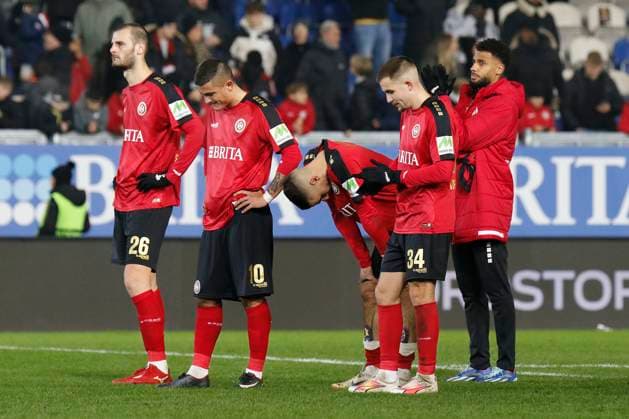 08.12.2023, xavx, Fussball 2.Bundesliga, SV Wehen Wiesbaden - Eintracht Braunschweig emspor, v.l. Spieler die Mannschaft des SV Wehen Wiesbaden enttaeuscht, enttaeuscht schauend, dissapointed (DFL DFB REGULATIONS PROHIBIT ANY USE OF PHOTOGRAPHS as IMAGE SEQUENCES and or QUASI-VIDEO) Wiesbaden