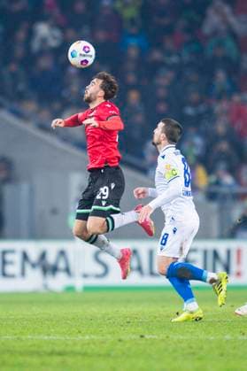 08.12.2023 - Fußball, 2023 2024, 2. Bundesliga, 16. Spieltag, Hannover 96 - Karlsruher SC: (L-R) Kolja Oudenne (Hannover), Jerome Gondorf (Karlsruhe) DFL REGULATIONS PROHIBIT ANY USE OF PHOTOGRAPHS AS IMAGE SEQUENCES AND OR QUASI-VIDEO. Hannover Niedersachsen Deutschland Heinz von Heiden Arena