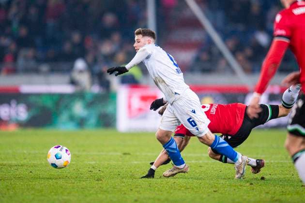 08.12.2023 - Fußball, 2023 2024, 2. Bundesliga, 16. Spieltag, Hannover 96 - Karlsruher SC: (L-R) Leon Jensen (Karlsruhe), Enzo Leopold (Hannover) DFL REGULATIONS PROHIBIT ANY USE OF PHOTOGRAPHS AS IMAGE SEQUENCES AND OR QUASI-VIDEO. Hannover Niedersachsen Deutschland Heinz von Heiden Arena