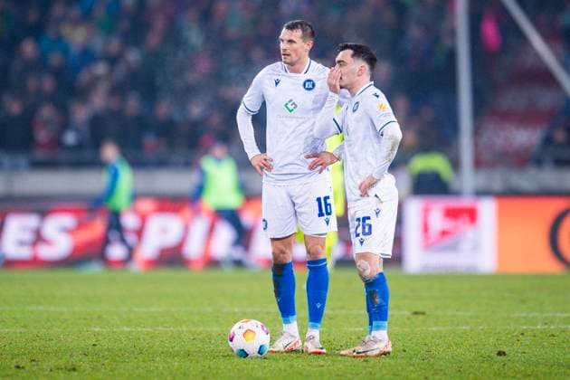 08.12.2023 - Fußball, 2023 2024, 2. Bundesliga, 16. Spieltag, Hannover 96 - Karlsruher SC: (L-R) Philip Heise (Karlsruhe), Paul Nebel (Karlsruhe) DFL REGULATIONS PROHIBIT ANY USE OF PHOTOGRAPHS AS IMAGE SEQUENCES AND OR QUASI-VIDEO. Hannover Niedersachsen Deutschland Heinz von Heiden Arena