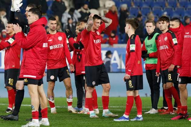 08.12.2023, xavx, Fussball 2.Bundesliga, SV Wehen Wiesbaden - Eintracht Braunschweig emspor, v.l. Spieler die Mannschaft des SV Wehen Wiesbaden enttaeuscht, enttaeuscht schauend, dissapointed (DFL DFB REGULATIONS PROHIBIT ANY USE OF PHOTOGRAPHS as IMAGE SEQUENCES and or QUASI-VIDEO) Wiesbaden
