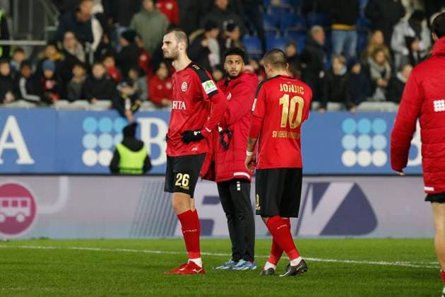 08.12.2023, xavx, Fussball 2.Bundesliga, SV Wehen Wiesbaden - Eintracht Braunschweig emspor, v.l. Spieler die Mannschaft des SV Wehen Wiesbaden enttaeuscht, enttaeuscht schauend, dissapointed (DFL DFB REGULATIONS PROHIBIT ANY USE OF PHOTOGRAPHS as IMAGE SEQUENCES and or QUASI-VIDEO) Wiesbaden