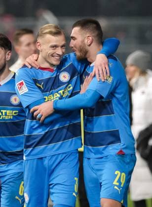 Saulo Decarli (Eintracht Braunschweig, 03) und Hasan Kurucay (Eintracht Braunschweig, 29) freuen sich ueber Sieg, GER, SV Wehen Wiesbaden vs. Eintracht Braunschweig, Fussball, 2. Bundesliga, 16. Spieltag, Spielzeit 2023 2024, 08.12.2023 DFL REGULATIONS PROHIBIT ANY USE OF PHOTOGRAPHS AS IMAGE SEQUENCES AND OR QUASI-VIDEO GER, SV Wehen Wiesbaden vs. Eintracht Braunschweig, Fussball, 2. Bundesliga, 16. Spieltag, Spielzeit 2023 2024, 08.12.2023 Wiesbaden