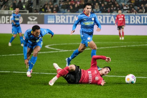 Anton Donkor (Eintracht Braunschweig 19) im Zweikampf mit Robin Heußer (SV Wehen Wiesbaden, 7), GER, SV Wehen Wiesbaden vs. Eintracht Braunschweig, Fussball, 2. Bundesliga, 16. Spieltag, Spielzeit 2023 2024, 08.12.2023 DFL REGULATIONS PROHIBIT ANY USE OF PHOTOGRAPHS AS IMAGE SEQUENCES AND OR QUASI-VIDEO GER, SV Wehen Wiesbaden vs. Eintracht Braunschweig, Fussball, 2. Bundesliga, 16. Spieltag, Spielzeit 2023 2024, 08.12.2023 Wiesbaden
