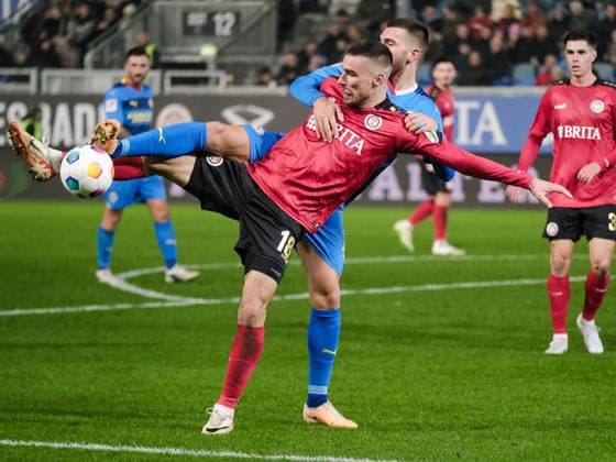 Hasan Kurucay (Eintracht Braunschweig, 29) im Zweikampf mit Ivan Prtajin (SV Wehen Wiesbaden, 18), GER, SV Wehen Wiesbaden vs. Eintracht Braunschweig, Fussball, 2. Bundesliga, 16. Spieltag, Spielzeit 2023 2024, 08.12.2023 DFL REGULATIONS PROHIBIT ANY USE OF PHOTOGRAPHS AS IMAGE SEQUENCES AND OR QUASI-VIDEO GER, SV Wehen Wiesbaden vs. Eintracht Braunschweig, Fussball, 2. Bundesliga, 16. Spieltag, Spielzeit 2023 2024, 08.12.2023 Wiesbaden