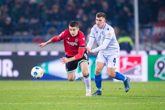 08.12.2023 - Fußball, 2023 2024, 2. Bundesliga, 16. Spieltag, Hannover 96 - Karlsruher SC: (L-R) Nicolo Tresoldi (Hannover), Marcel Beifus (Karlsruhe) DFL REGULATIONS PROHIBIT ANY USE OF PHOTOGRAPHS AS IMAGE SEQUENCES AND OR QUASI-VIDEO. Hannover Niedersachsen Deutschland Heinz von Heiden Arena