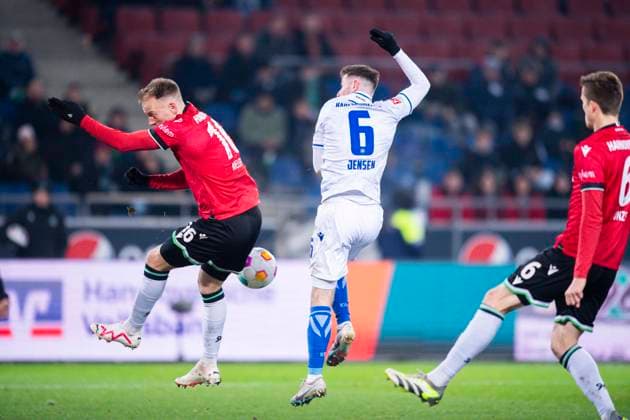 08.12.2023 - Fußball, 2023 2024, 2. Bundesliga, 16. Spieltag, Hannover 96 - Karlsruher SC: (L-R) Havard Nielsen (Hannover), Leon Jensen (Karlsruhe) DFL REGULATIONS PROHIBIT ANY USE OF PHOTOGRAPHS AS IMAGE SEQUENCES AND OR QUASI-VIDEO. Hannover Niedersachsen Deutschland Heinz von Heiden Arena