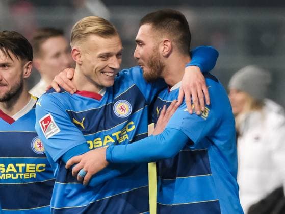 Sport Bilder des Tages Saulo Decarli (Eintracht Braunschweig, 03) und Hasan Kurucay (Eintracht Braunschweig, 29) freuen sich ueber Sieg, GER, SV Wehen Wiesbaden vs. Eintracht Braunschweig, Fussball, 2. Bundesliga, 16. Spieltag, Spielzeit 2023 2024, 08.12.2023 DFL REGULATIONS PROHIBIT ANY USE OF PHOTOGRAPHS AS IMAGE SEQUENCES AND OR QUASI-VIDEO GER, SV Wehen Wiesbaden vs. Eintracht Braunschweig, Fussball, 2. Bundesliga, 16. Spieltag, Spielzeit 2023 2024, 08.12.2023 Wiesbaden