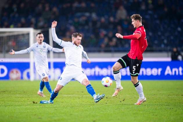 08.12.2023 - Fußball, 2023 2024, 2. Bundesliga, 16. Spieltag, Hannover 96 - Karlsruher SC: (L-R) Budu Zivzivadze (Karlsruhe), Phil Neumann (Hannover) DFL REGULATIONS PROHIBIT ANY USE OF PHOTOGRAPHS AS IMAGE SEQUENCES AND OR QUASI-VIDEO. Hannover Niedersachsen Deutschland Heinz von Heiden Arena