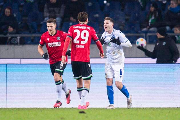 08.12.2023 - Fußball, 2023 2024, 2. Bundesliga, 16. Spieltag, Hannover 96 - Karlsruher SC: (L-R) Enzo Leopold (Hannover), Kolja Oudenne (Hannover), Leon Jensen (Karlsruhe) DFL REGULATIONS PROHIBIT ANY USE OF PHOTOGRAPHS AS IMAGE SEQUENCES AND OR QUASI-VIDEO. Hannover Niedersachsen Deutschland Heinz von Heiden Arena