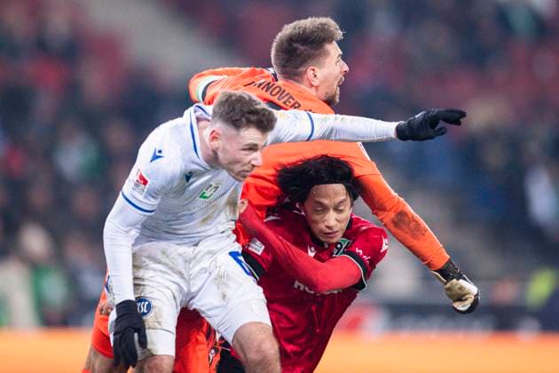 08.12.2023 - Fußball, 2023 2024, 2. Bundesliga, 16. Spieltag, Hannover 96 - Karlsruher SC: (L-R) Leon Jensen (Karlsruhe), Ron-Robert Zieler (Hannover), Sei Muroya (Hannover) DFL REGULATIONS PROHIBIT ANY USE OF PHOTOGRAPHS AS IMAGE SEQUENCES AND OR QUASI-VIDEO. Hannover Niedersachsen Deutschland Heinz von Heiden Arena