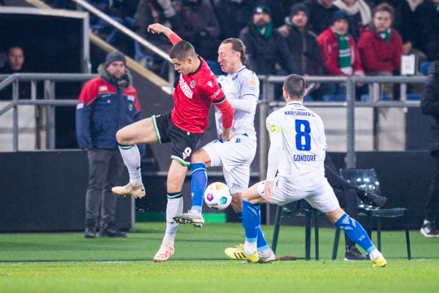 08.12.2023 - Fußball, 2023 2024, 2. Bundesliga, 16. Spieltag, Hannover 96 - Karlsruher SC: (L-R) Nicolo Tresoldi (Hannover), Robin Bormuth (Karlsruhe), Jerome Gondorf (Karlsruhe) DFL REGULATIONS PROHIBIT ANY USE OF PHOTOGRAPHS AS IMAGE SEQUENCES AND OR QUASI-VIDEO. Hannover Niedersachsen Deutschland Heinz von Heiden Arena