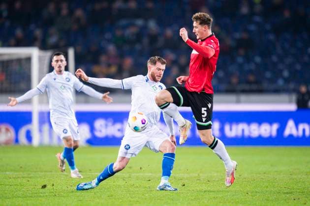 08.12.2023 - Fußball, 2023 2024, 2. Bundesliga, 16. Spieltag, Hannover 96 - Karlsruher SC: (L-R) Budu Zivzivadze (Karlsruhe), Phil Neumann (Hannover) DFL REGULATIONS PROHIBIT ANY USE OF PHOTOGRAPHS AS IMAGE SEQUENCES AND OR QUASI-VIDEO. Hannover Niedersachsen Deutschland Heinz von Heiden Arena