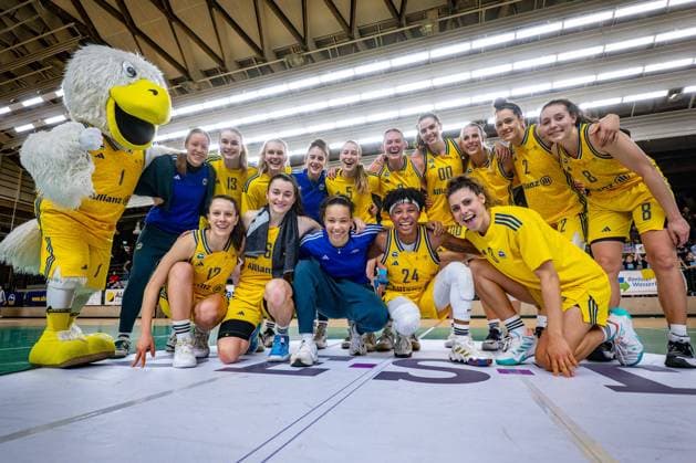 Bilder des Jahres 2023, Sport 12 Dezember Sport Themen der Woche KW49 Basketball Berlin 08.12.2023 Saison 2023 2024 1. Bundesliga DBBL Alba Berlin - GISA LIONS MBC Jubel Alba nach dem Sieg Albatros Maskottchen Lena Gohlisch (Alba, No.12) Tessa Stammberger (Alba, No.06) Wiebke Schwartau (Alba, No.13) Nina Rosemeyer (Alba, No.11) Lucy Reuß (Alba, No.05) Reuss Deeshyra Thomas (Alba, No.24) Laina Snyder (Alba, No.09) Maggie Mulligan (Alba, No.00) Margaret Marie Bertholdt (Alba, No.04) Stefanie Grigoleit (Alba, No.02) Theresa Simon (Alba, No.03) Henriette Höfermann (Alba, No.08) und andere *** Basketball Berlin 08 12 2023 Season 2023 2024 1 Bundesliga DBBL Alba Berlin GISA LIONS MBC Cheering Alba after the victory Albatros mascot Lena Gohlisch Alba, No 12 Tessa Stammberger Alba, No 06 Wiebke Schwartau Alba, No 13 Nina Rosemeyer Alba, No 11 Lucy Reuß Alba, No 05 Reuss Deeshyra Thomas Alba, No 24 Laina Snyder Alba, No 09 Maggie Mulligan Alba, No 00 Margaret Marie Bertholdt Alba, No 04 Stefanie Grigoleit Alba, No 02 Theresa Simon Alba, No 03 Henriette Höfermann Alba, No 08 and others