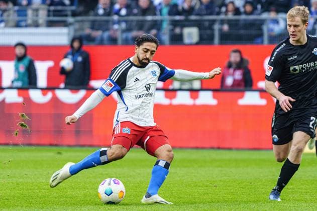 Torschuss Torchance Immanuel Pherai (Hamburger SV, 10) GER, Hamburger SV vs. SC Paderborn 07, Fussball, 2. Bundesliga, Spieltag 16, Saison 2023 2024, 09.12.2023 DFL REGULATIONS PROHIBIT ANY USE OF PHOTOGRAPHS AS IMAGE SEQUENCES AND OR QUASI-VIDEO GER, Hamburger SV vs. SC Paderborn 07, Fussball, 2. Bundesliga, Spieltag 16, Saison 2023 2024, 09.12.2023 Hamburg