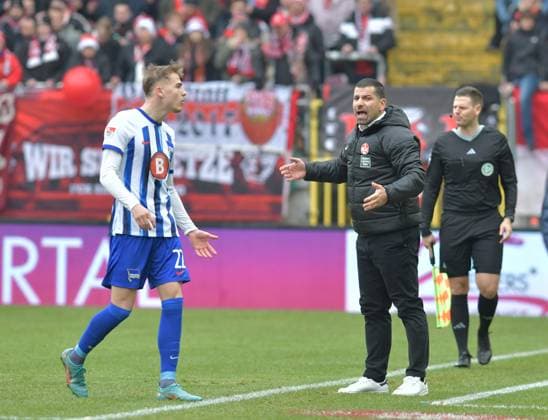 Fussball - 2. Bundesliga - Saison 2023 24 Kaiserslautern - Fritz-Walter-Stadion 09.12.2023 1. FC Kaiserslautern (fck) - Hertha BSC Berlin(b) Trainer Dimitrios GRAMMOZIS (1. FC Kaiserslautern) Fussball - 2. Bundesliga - 1. FC Kaiserslautern