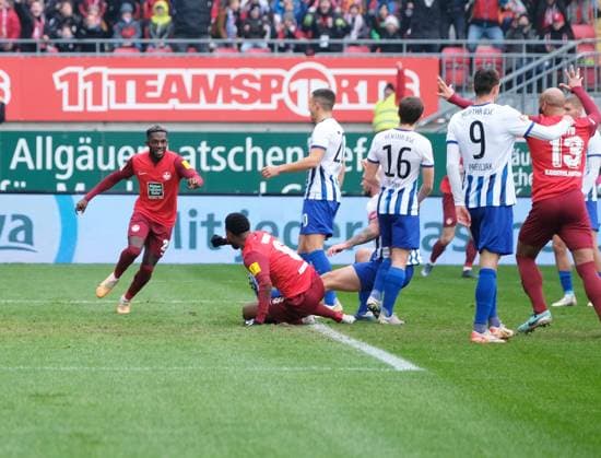 Fussball - 2. Bundesliga - Saison 2023 24 Kaiserslautern - Fritz-Walter-Stadion 09.12.2023 1. FC Kaiserslautern (fck) - Hertha BSC Berlin(b) Almamy TOURE (1. FC Kaiserslautern),2.v. li, erzielt das 1:0, li: Richmond TACHIE (1. FC Kaiserslautern) Fussball - 2. Bundesliga - 1. FC Kaiserslautern