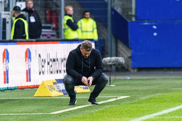 Lukas Kwasniok (SC Paderborn, Trainer) GER, Hamburger SV vs. SC Paderborn 07, Fussball, 2. Bundesliga, Spieltag 16, Saison 2023 2024, 09.12.2023 DFL REGULATIONS PROHIBIT ANY USE OF PHOTOGRAPHS AS IMAGE SEQUENCES AND OR QUASI-VIDEO GER, Hamburger SV vs. SC Paderborn 07, Fussball, 2. Bundesliga, Spieltag 16, Saison 2023 2024, 09.12.2023 Hamburg
