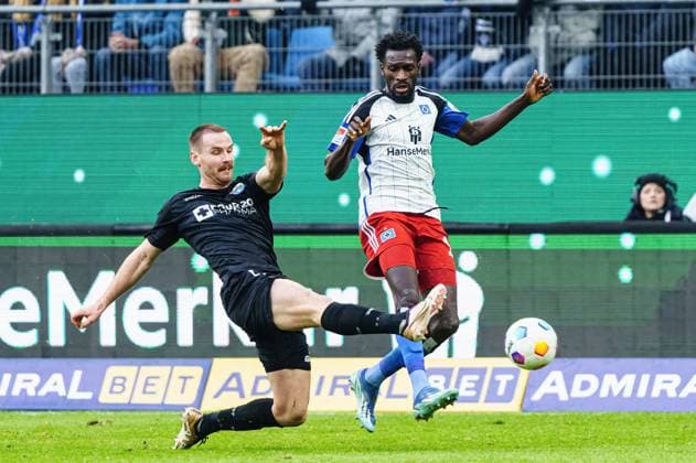 Jannis Heuer (SC Paderborn, 24), Bakery Jatta (Hamburger SV, 18) GER, Hamburger SV vs. SC Paderborn 07, Fussball, 2. Bundesliga, Spieltag 16, Saison 2023 2024, 09.12.2023 DFL REGULATIONS PROHIBIT ANY USE OF PHOTOGRAPHS AS IMAGE SEQUENCES AND OR QUASI-VIDEO GER, Hamburger SV vs. SC Paderborn 07, Fussball, 2. Bundesliga, Spieltag 16, Saison 2023 2024, 09.12.2023 Hamburg