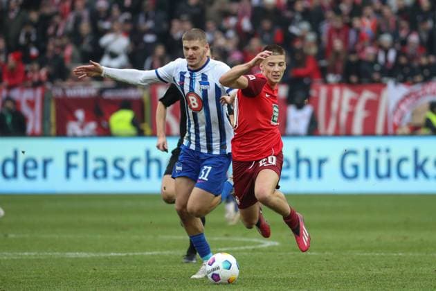 09.12.2023, xusrbx, Fussball 2.Bundesliga, 1.FC Kaiserslautern - Hertha BSC Berlin emspor, v.l. Márton Dárdai (Herta BSC, 31), Tobias Raschl (1. FC Kaiserslautern, 20), (DFL DFB REGULATIONS PROHIBIT ANY USE OF PHOTOGRAPHS as IMAGE SEQUENCES and or QUASI-VIDEO) Kaiserslautern