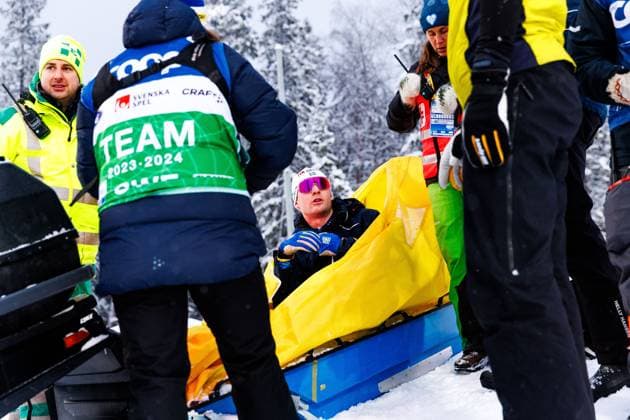 Bilder des Jahres 2023, Sport 12 Dezember Sport Themen der Woche KW49 Sport Bilder des Tages 231209 Marcus Grate of Sweden get medical assistance after the Men s Sprint quarter final during the FIS Cross-Country World Cup on December 9, 2023 in Östersund. Photo: Johan Axelsson BILDBYRAN COP 245 JA0159 skidor cross-country skiing langrenn världscupen fis cross country world cup sprint sverige bbeng kvartsfinal *** 231209 Marcus Grate of Sweden get medical assistance after the Mens Sprint quarter final during the FIS Cross Country World Cup on December 9, 2023 in Östersund Photo Johan Axelsson BILDBYRAN COP 245 JA0159 skidor cross country skiing langrenn världscupen fis cross country world cup sprint sverige bbeng kvartfinal  Copyright: JOHANxAXELSSON BB231209JA114