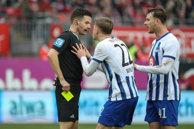 09.12.2023, xusrbx, Fussball 2.Bundesliga, 1.FC Kaiserslautern - Hertha BSC Berlin emspor, v.l. Harm Osmers (Schiedsrichter), Marten Winkler (Herta BSC, 22), Pascal Klemens (Herta BSC, 41), (DFL DFB REGULATIONS PROHIBIT ANY USE OF PHOTOGRAPHS as IMAGE SEQUENCES and or QUASI-VIDEO) Kaiserslautern