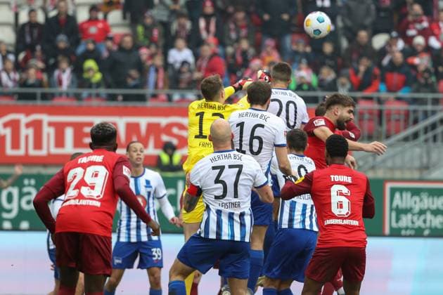Sport Bilder des Tages 09.12.2023, xusrbx, Fussball 2.Bundesliga, 1.FC Kaiserslautern - Hertha BSC Berlin emspor, v.l. Tjark Ernst (Herta BSC, 12), Jonjoe Kenny (Herta BSC, 16), Marc Oliver Kempf (Herta BSC, 20), Almamy Toure (1. FC Kaiserslautern, 6),Strafraum, Strafraumszene, (DFL DFB REGULATIONS PROHIBIT ANY USE OF PHOTOGRAPHS as IMAGE SEQUENCES and or QUASI-VIDEO) Kaiserslautern
