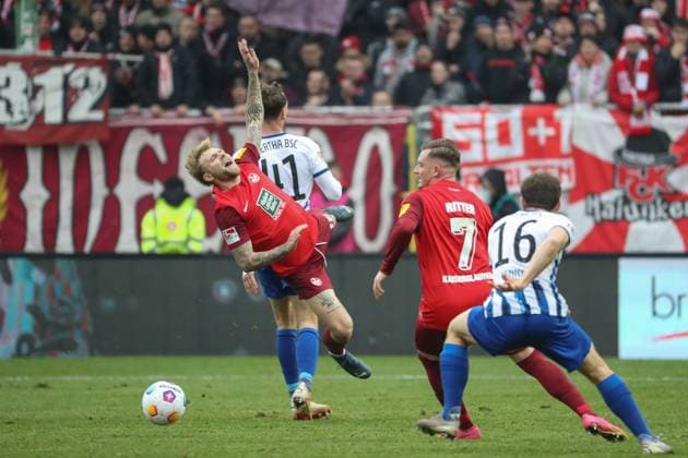 09.12.2023, xusrbx, Fussball 2.Bundesliga, 1.FC Kaiserslautern - Hertha BSC Berlin emspor, v.l. Pascal Klemens (Herta BSC, 41), Tymoteusz Puchacz (1. FC Kaiserslautern, 15),Marlon Ritter (1. FC Kaiserslautern, 7),Jonjoe Kenny (Herta BSC, 16), Foul, (DFL DFB REGULATIONS PROHIBIT ANY USE OF PHOTOGRAPHS as IMAGE SEQUENCES and or QUASI-VIDEO) Kaiserslautern