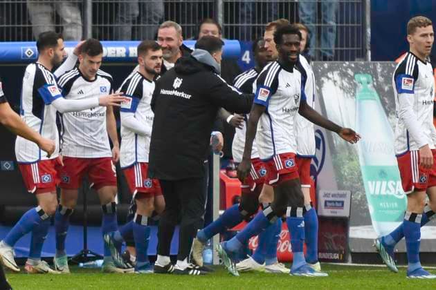 GER; 2. FBL,, Hamburger SV vs SC Paderborn 07 09.12.2023, Volksparkstadion, Hamburg, GER; 2. FBL, Hamburger SV vs SC Paderborn 07 im Bild Laszlo Benes (Hamburg 08) schiesst das Tor zum 1-0 fuer Hamburg und jubelt mit der Bank