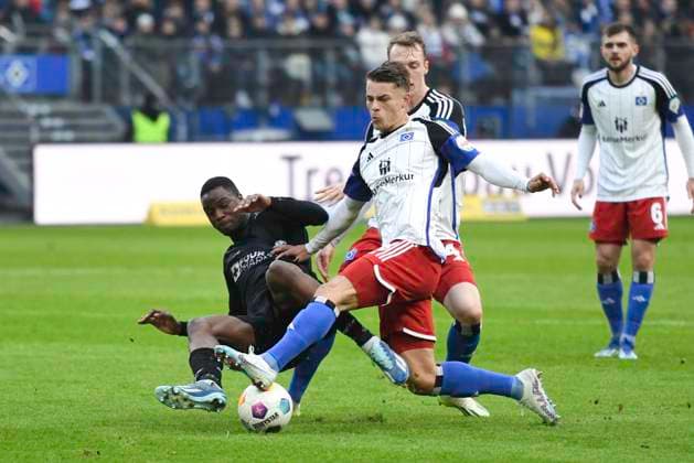 GER; 2. FBL,, Hamburger SV vs SC Paderborn 07 09.12.2023, Volksparkstadion, Hamburg, GER; 2. FBL, Hamburger SV vs SC Paderborn 07 im Bild Ilyas Ansah (Paderborn 29) versucht sich gegen Miro Muheim (Hamburg 28) und Sebastian Schonlau (Hamburg 04) durchzusetzen