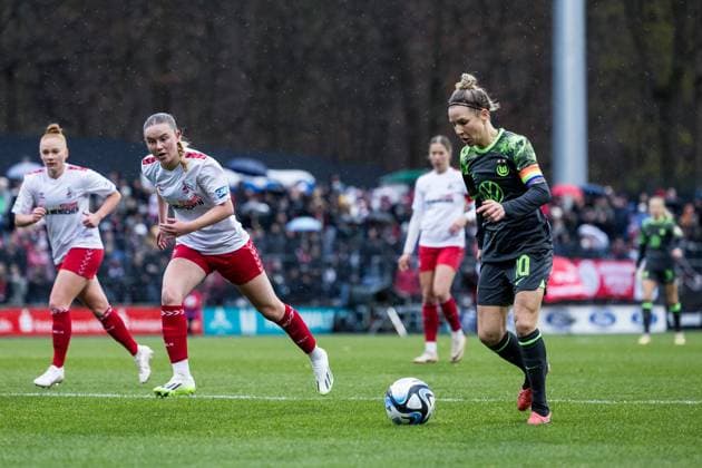 GOOGLE PIXEL Frauen Bundesliga: 1. FC Köln - VfL Wolfsburg; 09.12.2ß23 Carlotta Imping (1. FC Köln, 14), Svenja Huth (VfL Wolfsburg. 10) GOOGLE PIXEL Frauen Bundesliga, 1. FC Köln - VfL Wolfsburg, Köln, Franz-Kremer-Stadion am 09.12.2023 DFB REGULATIONS PROHIBIT ANY USE OF PHOTOGRAPHS AS IMAGE SEQUENCES AND OR QUASI-VIDEO. Copyright: xBEAUTIFULxSPORTS Wunderlx