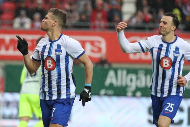 09.12.2023, xusrbx, Fussball 2.Bundesliga, 1.FC Kaiserslautern - Hertha BSC Berlin emspor, v.l. Florian Niederlechner (Herta BSC, 7), Haris Tabakovic (Herta BSC, 25), Torschuetze zum 1:1in der 49. Spielminute, (DFL DFB REGULATIONS PROHIBIT ANY USE OF PHOTOGRAPHS as IMAGE SEQUENCES and or QUASI-VIDEO) Kaiserslautern