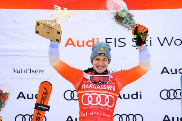 Bilder des Jahres 2023, Sport 12 Dezember Sport Themen der Woche KW49 Sport Bilder des Tages ALPINE SKIING - FIS WC Val D Isere VAL D ISERE,FRANCE,09.DEC.23 - ALPINE SKIING - FIS World Cup, giant slalom, men, award ceremony. Image shows the rejoicing of Marco Odermatt (SUI) . Keywords: trophy.  GEPAxpictures xMarioxBuehner