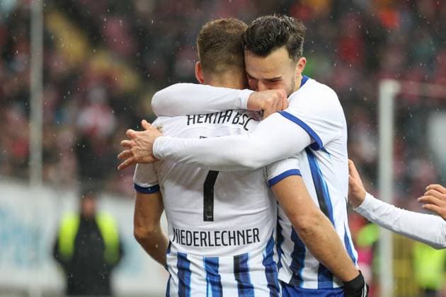 09.12.2023, xusrbx, Fussball 2.Bundesliga, 1.FC Kaiserslautern - Hertha BSC Berlin emspor, v.l. Florian Niederlechner (Herta BSC, 7), Haris Tabakovic (Herta BSC, 25), Torschuetze zum 1:1in der 49. Spielminute, (DFL DFB REGULATIONS PROHIBIT ANY USE OF PHOTOGRAPHS as IMAGE SEQUENCES and or QUASI-VIDEO) Kaiserslautern