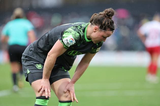 Google Pixel Frauen-Bundesliga 2023-2024, 1. FC Köln - VFL Wolfsburg Marina Hegering (WOB, 31) hat Schmerzen nach dem Zweikampf Köln Franz-Kremer-Stadion Nordrhein-Westfalen Deutschland