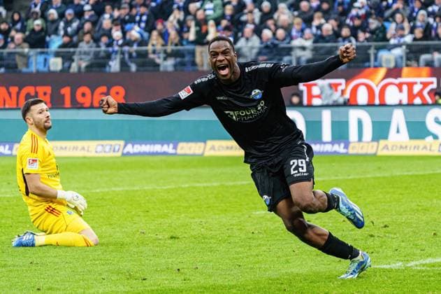 Sport Bilder des Tages Torjubel Ilyas Ansah (SC Paderborn, 29) nach Tor zum Tor zum 1:2 - GER, Hamburger SV vs. SC Paderborn 07, Fussball, 2. Bundesliga, Spieltag 16, Saison 2023 2024, 09.12.2023 DFL REGULATIONS PROHIBIT ANY USE OF PHOTOGRAPHS AS IMAGE SEQUENCES AND OR QUASI-VIDEO GER, Hamburger SV vs. SC Paderborn 07, Fussball, 2. Bundesliga, Spieltag 16, Saison 2023 2024, 09.12.2023 Hamburg